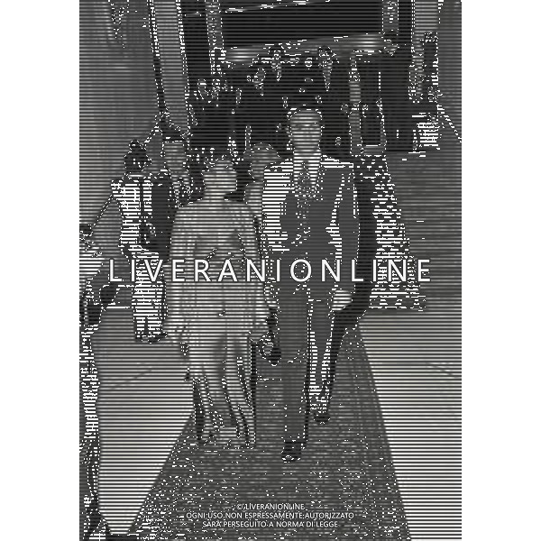 RETROSPETTIVA PIPPO BAUDO ATTORE E PRESENTATORE TELEVISIVO NELLA FOTO PIPPO BAUDO A CAMPIONE D\'ITALIA NELL\'ANNO 1975 CON MARIA GRAZIA GRASSINI AG ALDO LIVERANI SAS