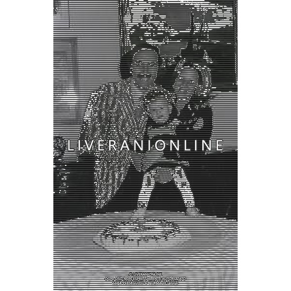 RETROSPETTIVA PIPPO BAUDO ATTORE E PRESENTATORE TELEVISIVO NELLA FOTO PIPPO BAUDO CON LA MOGLIE E LA FIGLIA TIZIANA AL SUO PRIMO COMPLEANNO NELL\'ANNO 1971  AG ALDO LIVERANI SAS