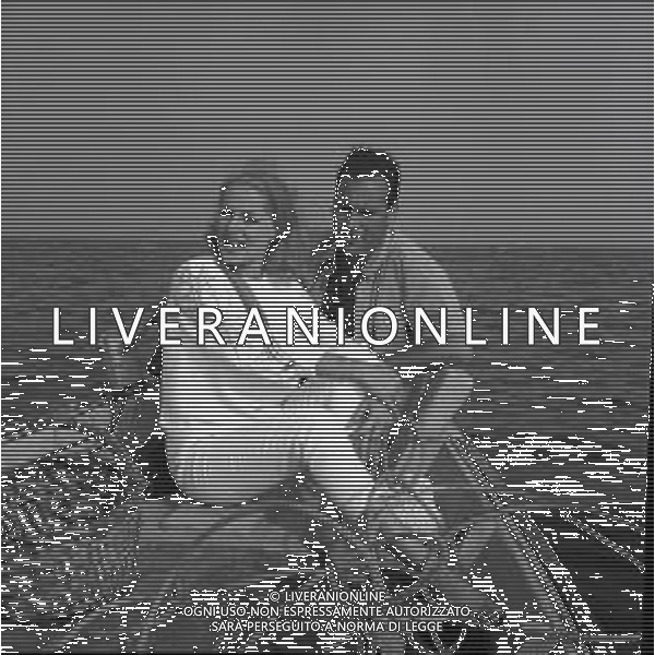 RETROSPETTIVA VIRNA LISI ATTRICE NELLA FOTO VIRNA LISI A CESENATICO CON IL MARITO FRANCO PESCI 01-08-1964 AG ALDO LIVERANI SAS