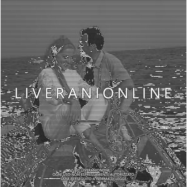 RETROSPETTIVA VIRNA LISI ATTRICE NELLA FOTO VIRNA LISI A CESENATICO CON IL MARITO FRANCO PESCI 01-08-1964 AG ALDO LIVERANI SAS