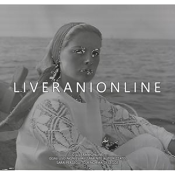 RETROSPETTIVA VIRNA LISI ATTRICE NELLA FOTO VIRNA LISI A CESENATICO CON IL MARITO FRANCO PESCI 01-08-1964 AG ALDO LIVERANI SAS