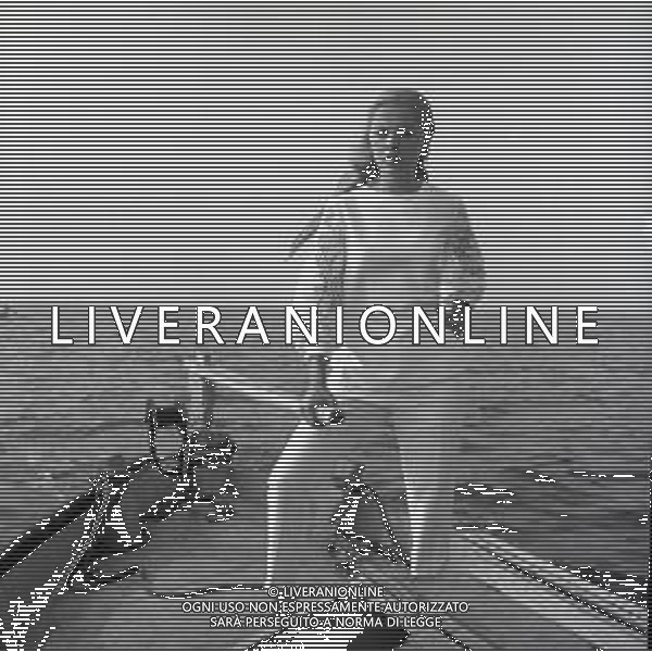 RETROSPETTIVA VIRNA LISI ATTRICE NELLA FOTO VIRNA LISI A CESENATICO CON IL MARITO FRANCO PESCI 01-08-1964 AG ALDO LIVERANI SAS