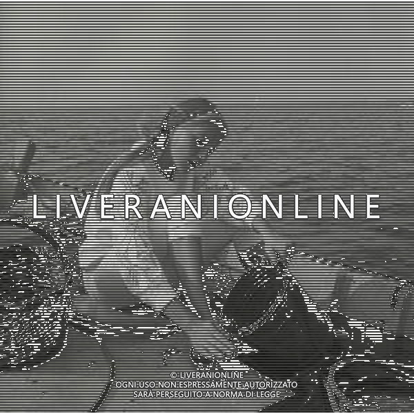 RETROSPETTIVA VIRNA LISI ATTRICE NELLA FOTO VIRNA LISI A CESENATICO CON IL MARITO FRANCO PESCI 01-08-1964 AG ALDO LIVERANI SAS