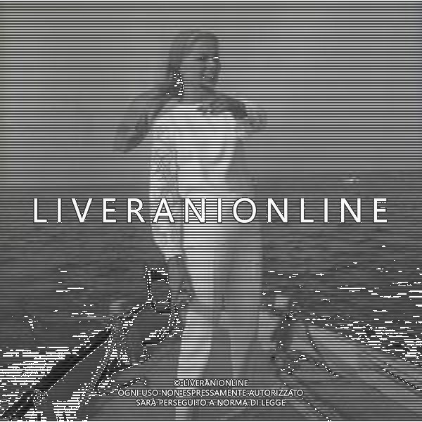 RETROSPETTIVA VIRNA LISI ATTRICE NELLA FOTO VIRNA LISI A CESENATICO CON IL MARITO FRANCO PESCI 01-08-1964 AG ALDO LIVERANI SAS