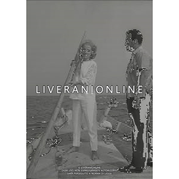 RETROSPETTIVA VIRNA LISI ATTRICE NELLA FOTO VIRNA LISI A CESENATICO CON IL MARITO FRANCO PESCI 01-08-1964 AG ALDO LIVERANI SAS