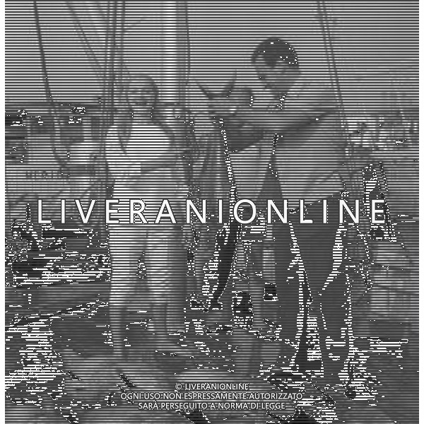 RETROSPETTIVA VIRNA LISI ATTRICE NELLA FOTO VIRNA LISI A CESENATICO CON IL MARITO FRANCO PESCI 01-08-1964 AG ALDO LIVERANI SAS