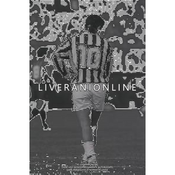 RETROSPETTIVA ROBERTO BAGGIO CALCIATORE NELLA FOTO ROBERTO BAGGIO NEL\'ANNO 1992-1993 CON LA MAGLIA DELLA JUVENTUS  AG ALDO LIVERANI SAS 