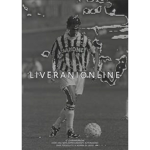 RETROSPETTIVA ROBERTO BAGGIO CALCIATORE NELLA FOTO ROBERTO BAGGIO NEL\'ANNO 1992-1993 CON LA MAGLIA DELLA JUVENTUS  AG ALDO LIVERANI SAS 