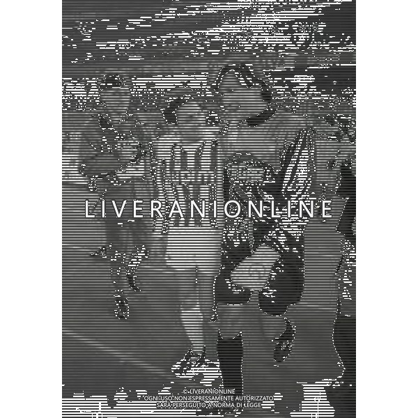 RETROSPETTIVA ROBERTO BAGGIO CALCIATORE NELLA FOTO ROBERTO BAGGIO NEL\'ANNO 1991-1992 CON LA MAGLIA DELLA JUVENTUS CON WALTER ZENGA AG ALDO LIVERANI SAS 