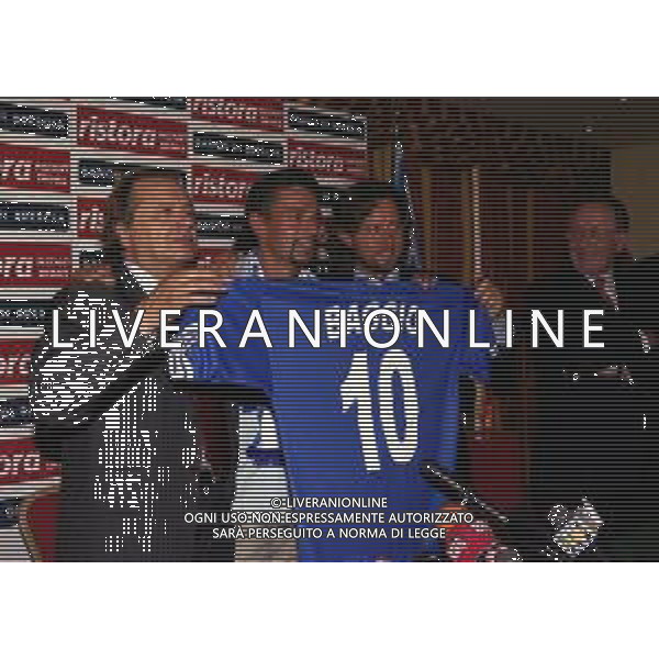 RETROSPETTIVA ROBERTO BAGGIO CALCIATORE NELLA FOTO ROBERTO BAGGIO 14-09-2000 ALLA PRESENTAZIONE A BRESCIA CON IL PRESIDENTE GINO CORIONI E VITTORIO PETRONE AG ALDO LIVERANI SAS 