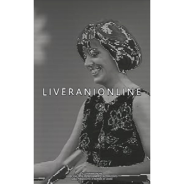 RETROSPETTIVA SABINA CIUFFINI PRESENTATRICE TELEVISIVA NELLA FOTO SABINA CIUFFINI NELLA TRASMISSIONE TELEVISIVA “M\'AMA O NON M\'AMA“ NELL\'ANNO 1983 AG ALDO LIVERANI SAS