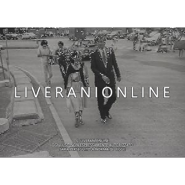 1983 MILANO AEROPORTO DI LINATE RIENTRO DAL BRASILE DEL DIRETTORE SPORTIVO DELL\'UDINESE CALCIO FRANCO DAL CIN CON IL CONTRATTO FIRMATO DEL GIOCATORE BRASILIANO ZICO AG ALDO LIVERANI SAS