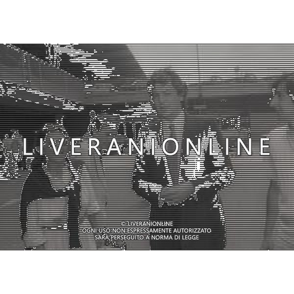 1983 MILANO AEROPORTO DI LINATE RIENTRO DAL BRASILE DEL DIRETTORE SPORTIVO DELL\'UDINESE CALCIO FRANCO DAL CIN CON IL CONTRATTO FIRMATO DEL GIOCATORE BRASILIANO ZICO AG ALDO LIVERANI SAS