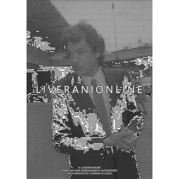 1983 MILANO AEROPORTO DI LINATE RIENTRO DAL BRASILE DEL DIRETTORE SPORTIVO DELL\'UDINESE CALCIO FRANCO DAL CIN CON IL CONTRATTO FIRMATO DEL GIOCATORE BRASILIANO ZICO AG ALDO LIVERANI SAS