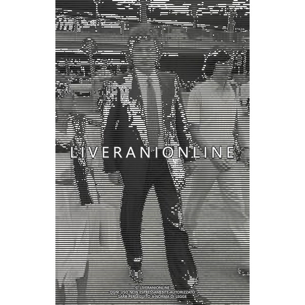 1983 MILANO AEROPORTO DI LINATE RIENTRO DAL BRASILE DEL DIRETTORE SPORTIVO DELL\'UDINESE CALCIO FRANCO DAL CIN CON IL CONTRATTO FIRMATO DEL GIOCATORE BRASILIANO ZICO AG ALDO LIVERANI SAS