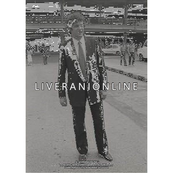 1983 MILANO AEROPORTO DI LINATE RIENTRO DAL BRASILE DEL DIRETTORE SPORTIVO DELL\'UDINESE CALCIO FRANCO DAL CIN CON IL CONTRATTO FIRMATO DEL GIOCATORE BRASILIANO ZICO AG ALDO LIVERANI SAS