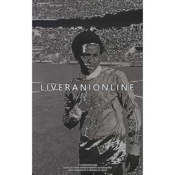 RETROSPETTIVA JUARY CALCIATORE NELLA FOTO JUARY CON LA MAGLIA DELL\'AVELLINO CALCIO NELL\'ANNO 1980 AG ALDO LIVERANI SAS