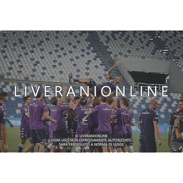 HELLAS VERONA - FIORENTINA COPPA ITALIA FINALE PRIMAVERA TIM CUP 2019/2020 REGGIO EMILIA MAPEI STADIUM 26.08.2020 NELLA FOTO ESULTANZA E FESTEGGIAMENTI A FINE GARA DEI GIOCATORI DELLA FIORENTINA VINCITORI DEL TROFEO - L\'ALLENATORE ALBERTO AQUILANI PORTATO IN TROINFO ©SANTANDREA / AGENZIA ALDO LIVERANI SAS