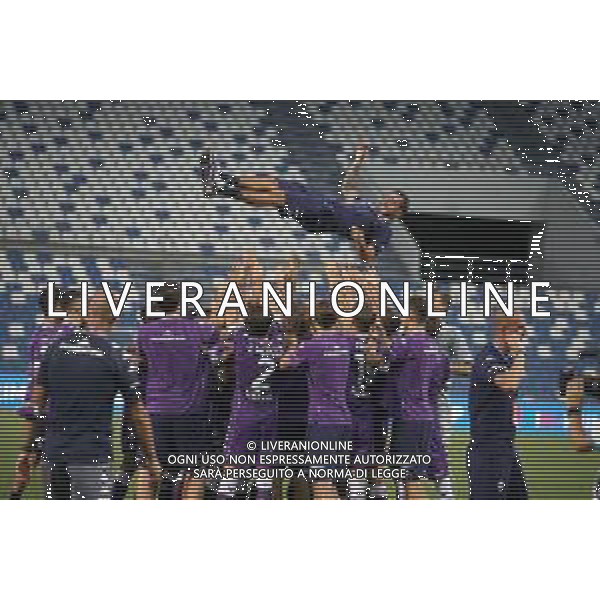 HELLAS VERONA - FIORENTINA COPPA ITALIA FINALE PRIMAVERA TIM CUP 2019/2020 REGGIO EMILIA MAPEI STADIUM 26.08.2020 NELLA FOTO ESULTANZA E FESTEGGIAMENTI A FINE GARA DEI GIOCATORI DELLA FIORENTINA VINCITORI DEL TROFEO - L\'ALLENATORE ALBERTO AQUILANI PORTATO IN TROINFO ©SANTANDREA / AGENZIA ALDO LIVERANI SAS