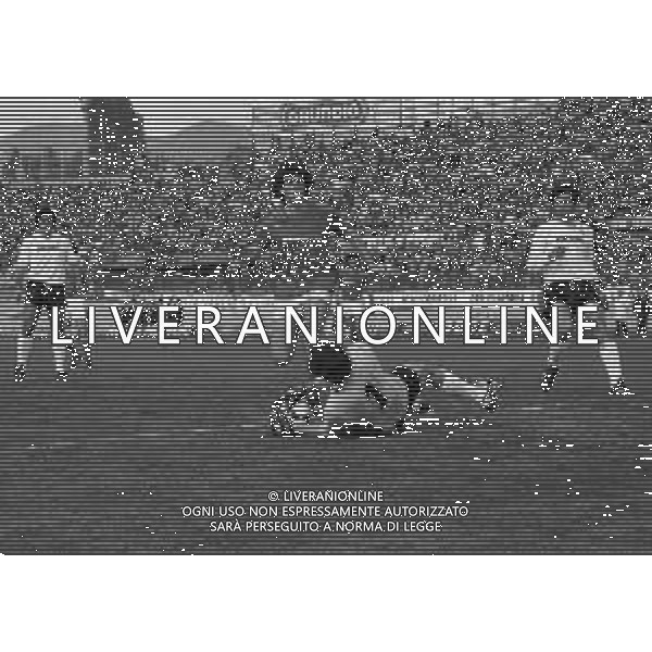 25-04-1982 VARESE CAMPIONATO DI CALCIO SERIE B VARESE PALERMO 3-1 NELLA FOTO PARATA DI CESIDIO ODDI SU FRANCO TURCHETTA AG ALDO LIVERANI SAS