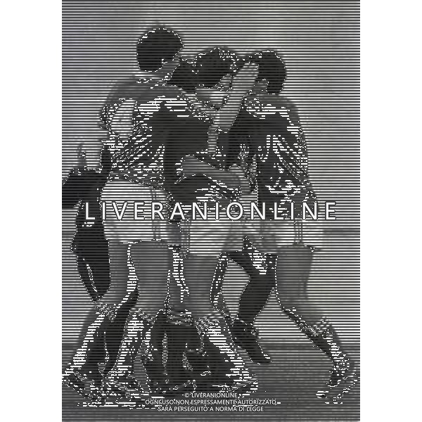 08-03-1981 VARESE CAMPIONATO DI CALCIO SERIE B VARESE LAZIO 3-2 NELLA FOTO ABBRACCI GIOCATORI VARESE DOPO IL GOAL AG ALDO LIVERANI SAS