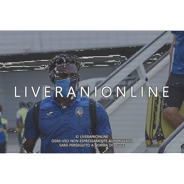 LISBON, PORTUGAL - AUGUST 10: Atalanta BC forward Duvan Zapata arrives in Lisbon with the Atalanta team for the Champions League Quarter Finals at Humberto Delgado Airport on August 10, 2020 in Lisbon, Portugal. (Photo by Carlos Rodrigues - UEFA/UEFA via Getty Images) AG ALDO LIVERANI SAS