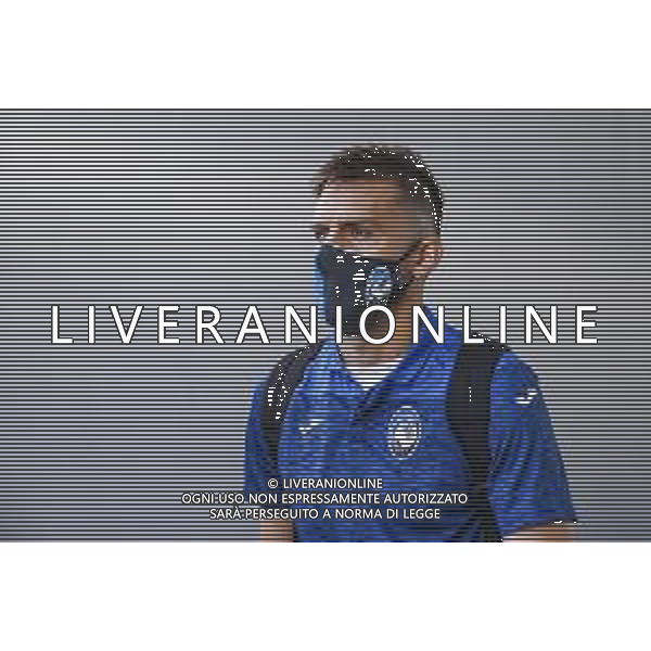 LISBON, PORTUGAL - AUGUST 10: Atalanta BC midfielder Remo Freuler arrives in Lisbon with the Atalanta team for the Champions League Quarter Finals at Humberto Delgado Airport on August 10, 2020 in Lisbon, Portugal. (Photo by Carlos Rodrigues - UEFA/UEFA via Getty Images) AG ALDO LIVERANI SAS