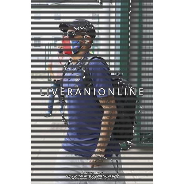 LISBON, PORTUGAL - AUGUST 10: Paris Saint Germain FC forward Neymar Junior arrives in Lisbon with the Paris Saint-Germain FC team for the Champions League Quarter Finals at Humberto Delgado Airport on August 10, 2020 in Lisbon, Portugal. (Photo by Carlos Rodrigues - UEFA/UEFA via Getty Images) AG ALDO LIVERANI SAS