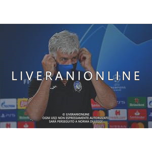 LISBON, PORTUGAL - AUGUST 11: Gian Piero Gasperini, Manager of Atalanta enters the press conference room wearing a PPE protective face mask during the Atalanta Press Conference ahead of the UEFA Champions League Quarter Final match between Atalanta and PSG at Estadio do Sport Lisboa e Benfica on August 11, 2020 in Lisbon, Portugal. (Photo by UEFA - Handout/UEFA via Getty Images) AG ALDO LIVERANI SAS