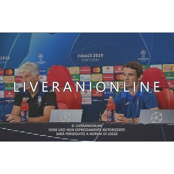 LISBON, PORTUGAL - AUGUST 11: Marten de Roon of Atalanta speaks to the media as Gian Piero Gasperini, Manager of Atalanta looks on during the Atalanta Press Conference ahead of the UEFA Champions League Quarter Final match between Atalanta and PSG at Estadio do Sport Lisboa e Benfica on August 11, 2020 in Lisbon, Portugal. (Photo by UEFA - Handout/UEFA via Getty Images) AG ALDO LIVERANI SAS