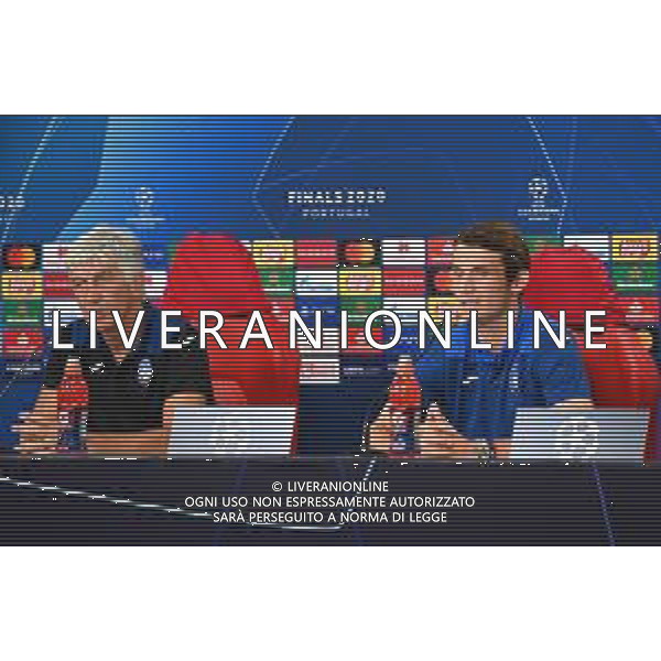 LISBON, PORTUGAL - AUGUST 11: Marten de Roon of Atalanta speaks to the media as Gian Piero Gasperini, Manager of Atalanta looks on during the Atalanta Press Conference ahead of the UEFA Champions League Quarter Final match between Atalanta and PSG at Estadio do Sport Lisboa e Benfica on August 11, 2020 in Lisbon, Portugal. (Photo by UEFA - Handout/UEFA via Getty Images) AG ALDO LIVERANI SAS