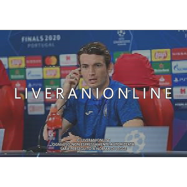 LISBON, PORTUGAL - AUGUST 11: Marten de Roon of Atalanta speaks to the media during the Atalanta Press Conference ahead of the UEFA Champions League Quarter Final match between Atalanta and PSG at Estadio do Sport Lisboa e Benfica on August 11, 2020 in Lisbon, Portugal. (Photo by UEFA - Handout/UEFA via Getty Images) AG ALDO LIVERANI SAS