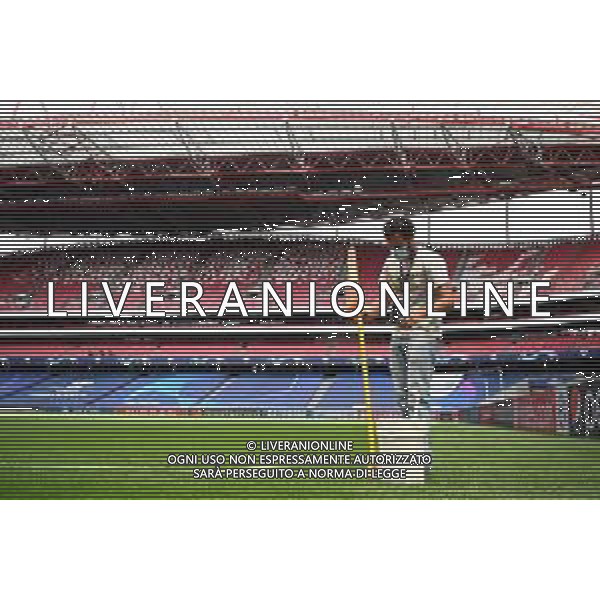 LISBON, PORTUGAL - AUGUST 11: The corner flag is placed during the Atalanta walk around ahead of the UEFA Champions League Quarter Final match between Atalanta and PSG at Estadio do Sport Lisboa e Benfica on August 11, 2020 in Lisbon, Portugal. (Photo by Michael Regan - UEFA/UEFA via Getty Images) AG ALDO LIVERANI SAS