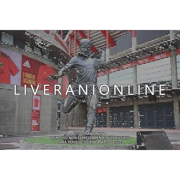 LISBON, PORTUGAL - AUGUST 11: The statue of Eusebio is seen outside the stadium prior to the Atalanta walk around ahead of the UEFA Champions League Quarter Final match between Atalanta and PSG at Estadio do Sport Lisboa e Benfica on August 11, 2020 in Lisbon, Portugal. (Photo by Michael Regan - UEFA/UEFA via Getty Images) AG ALDO LIVERANI SAS