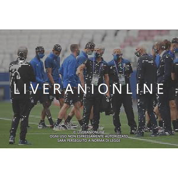 LISBON, PORTUGAL - AUGUST 11: Gian Piero Gasperini, Manager of Atalanta speaks to his players during the Atalanta walk around ahead of the UEFA Champions League Quarter Final match between Atalanta and PSG at Estadio do Sport Lisboa e Benfica on August 11, 2020 in Lisbon, Portugal. (Photo by Michael Regan - UEFA/UEFA via Getty Images) AG ALDO LIVERANI SAS