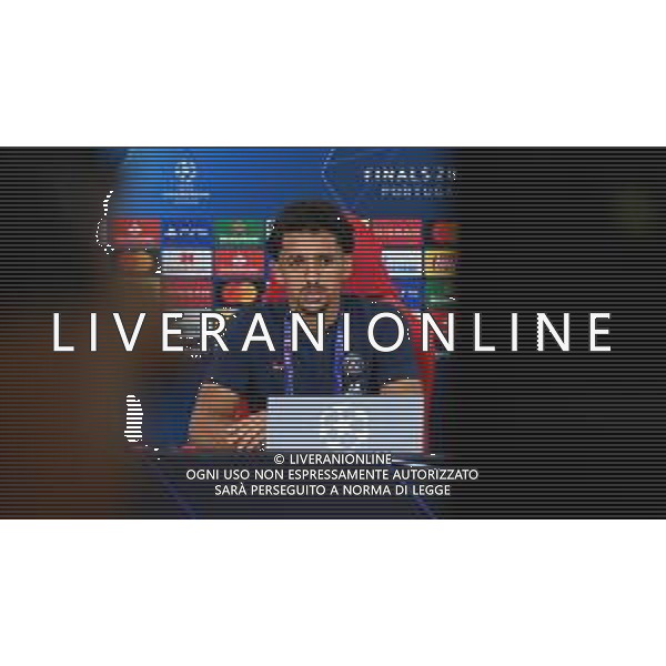 LISBON, PORTUGAL - AUGUST 11: In this UEFA Handout picture Marquinhos of PSG speaks to the media during the PSG Press Conference ahead of the UEFA Champions League Quarter Final match between Atalanta and PSG at Estadio do Sport Lisboa e Benfica on August 11, 2020 in Lisbon, Portugal. (Photo by UEFA - Handout/UEFA via Getty Images) AG ALDO LIVERANI SAS