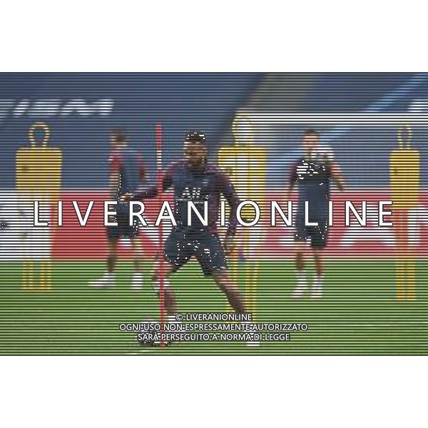 LISBON, PORTUGAL - AUGUST 11: Neymar of PSG runs with the ball during the PSG Training Session ahead of the UEFA Champions League Quarter Final match between Atalanta and PSG at Estadio do Sport Lisboa e Benfica on August 11, 2020 in Lisbon, Portugal. (Photo by Michael Regan - UEFA/UEFA via Getty Images) AG ALDO LIVERANI SAS
