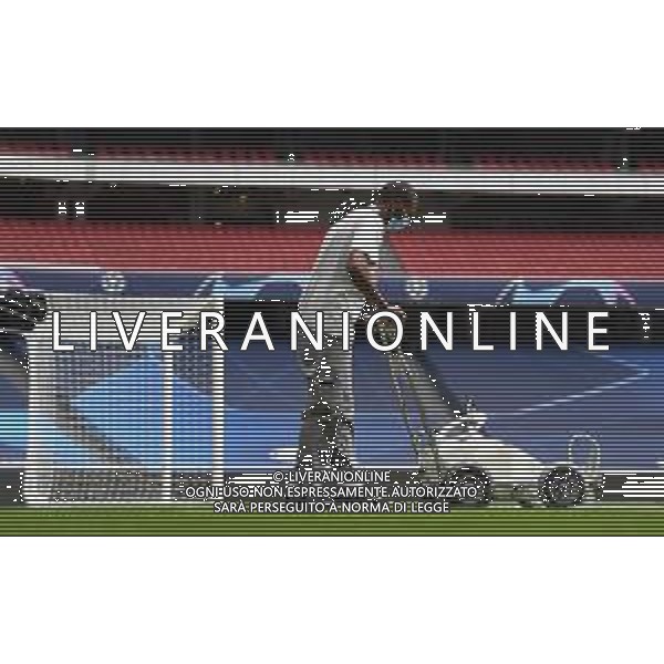 LISBON, PORTUGAL - AUGUST 12: Ground staff prepares the pitch prior to the UEFA Champions League Quarter Final match between Atalanta and Paris Saint-Germain at Estadio do Sport Lisboa e Benfica on August 12, 2020 in Lisbon, Portugal. (Photo by Michael Regan - UEFA/UEFA via Getty Images) AG ALDO LIVERANI SAS