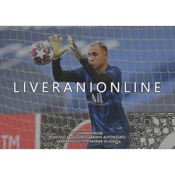 LISBON, PORTUGAL - AUGUST 12: Keylor Navas of Paris Saint-Germain warms up prior to the UEFA Champions League Quarter Final match between Atalanta and Paris Saint-Germain at Estadio do Sport Lisboa e Benfica on August 12, 2020 in Lisbon, Portugal. (Photo by Michael Regan - UEFA/UEFA via Getty Images) AG ALDO LIVERANI SAS