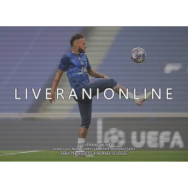 LISBON, PORTUGAL - AUGUST 12: Neymar of Paris Saint-Germain warms up prior to the UEFA Champions League Quarter Final match between Atalanta and Paris Saint-Germain at Estadio do Sport Lisboa e Benfica on August 12, 2020 in Lisbon, Portugal. (Photo by Michael Regan - UEFA/UEFA via Getty Images) AG ALDO LIVERANI SAS