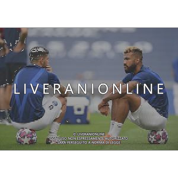 LISBON, PORTUGAL - AUGUST 12: Leandro Paredes speaks to Eric Maxim Choupo-Moting of Paris Saint-Germain as they warm up prior to the UEFA Champions League Quarter Final match between Atalanta and Paris Saint-Germain at Estadio do Sport Lisboa e Benfica on August 12, 2020 in Lisbon, Portugal. (Photo by Michael Regan - UEFA/UEFA via Getty Images) AG ALDO LIVERANI SAS