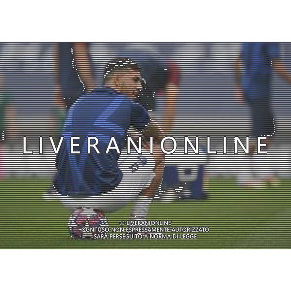 LISBON, PORTUGAL - AUGUST 12: Leandro Paredes of Paris Saint-Germain warms up prior to the UEFA Champions League Quarter Final match between Atalanta and Paris Saint-Germain at Estadio do Sport Lisboa e Benfica on August 12, 2020 in Lisbon, Portugal. (Photo by Michael Regan - UEFA/UEFA via Getty Images) AG ALDO LIVERANI SAS
