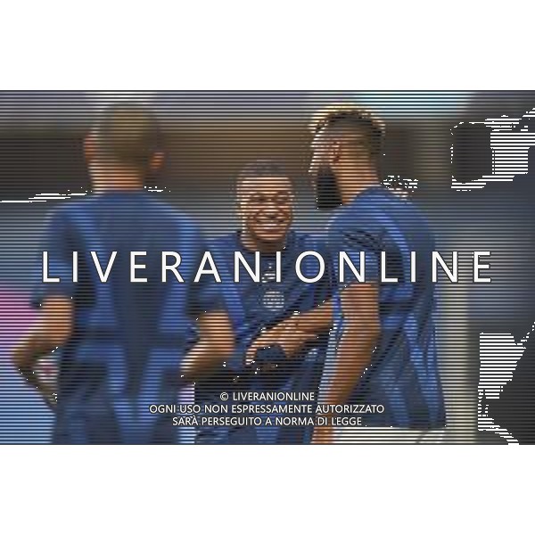 LISBON, PORTUGAL - AUGUST 12: Kylian Mbappe of Paris Saint-Germain speaks to Eric Maxim Choupo-Moting of Paris Saint-Germain during the warm up prior to the UEFA Champions League Quarter Final match between Atalanta and Paris Saint-Germain at Estadio do Sport Lisboa e Benfica on August 12, 2020 in Lisbon, Portugal. (Photo by Michael Regan - UEFA/UEFA via Getty Images) AG ALDO LIVERANI SAS