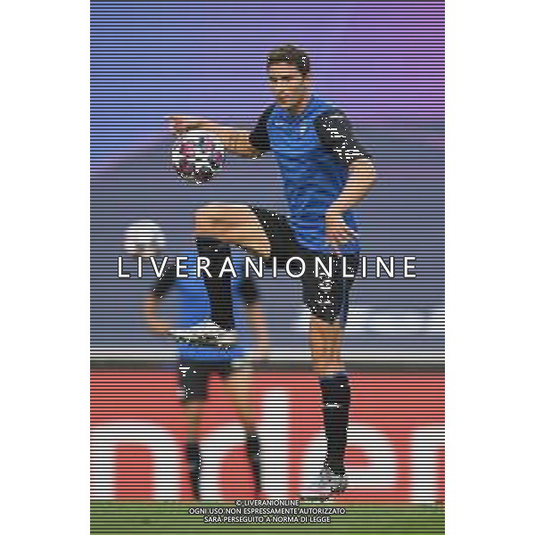 LISBON, PORTUGAL - AUGUST 12: Mattia Caldara of Atalanta warms up prior to the UEFA Champions League Quarter Final match between Atalanta and Paris Saint-Germain at Estadio do Sport Lisboa e Benfica on August 12, 2020 in Lisbon, Portugal. (Photo by Michael Regan - UEFA/UEFA via Getty Images) AG ALDO LIVERANI SAS