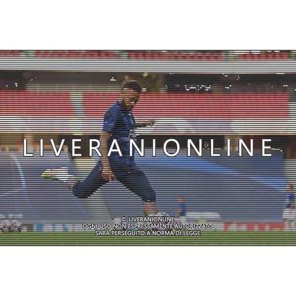 LISBON, PORTUGAL - AUGUST 12: Neymar of Paris Saint-Germain shoots as he warms up prior to the UEFA Champions League Quarter Final match between Atalanta and Paris Saint-Germain at Estadio do Sport Lisboa e Benfica on August 12, 2020 in Lisbon, Portugal. (Photo by Michael Regan - UEFA/UEFA via Getty Images) AG ALDO LIVERANI SAS