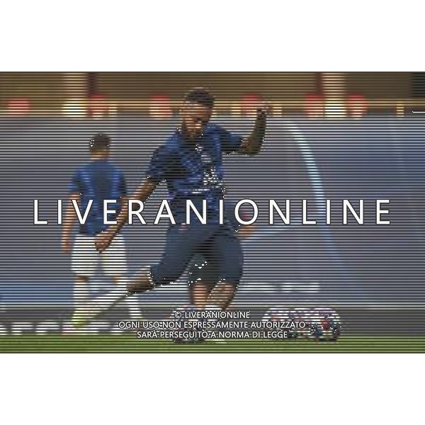 LISBON, PORTUGAL - AUGUST 12: Neymar of Paris Saint-Germain shoots as he warms up prior to the UEFA Champions League Quarter Final match between Atalanta and Paris Saint-Germain at Estadio do Sport Lisboa e Benfica on August 12, 2020 in Lisbon, Portugal. (Photo by Michael Regan - UEFA/UEFA via Getty Images) AG ALDO LIVERANI SAS