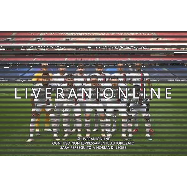 LISBON, PORTUGAL - AUGUST 12: The PSG team line up prior to the UEFA Champions League Quarter Final match between Atalanta and Paris Saint-Germain at Estadio do Sport Lisboa e Benfica on August 12, 2020 in Lisbon, Portugal. (Photo by UEFA - Handout/UEFA via Getty Images) AG ALDO LIVERANI SAS