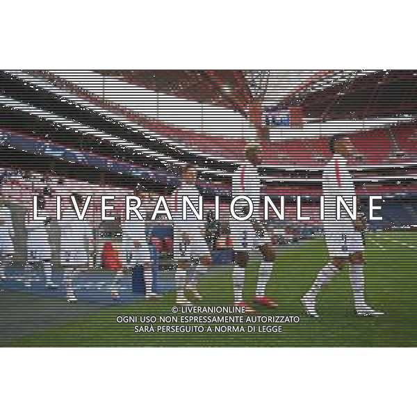 LISBON, PORTUGAL - AUGUST 12: The PSG team walk out prior to the UEFA Champions League Quarter Final match between Atalanta and Paris Saint-Germain at Estadio do Sport Lisboa e Benfica on August 12, 2020 in Lisbon, Portugal. (Photo by UEFA - Handout/UEFA via Getty Images) AG ALDO LIVERANI SAS