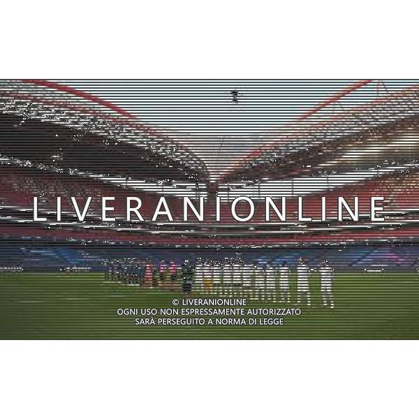 LISBON, PORTUGAL - AUGUST 12: The two teams line up prior to the UEFA Champions League Quarter Final match between Atalanta and Paris Saint-Germain at Estadio do Sport Lisboa e Benfica on August 12, 2020 in Lisbon, Portugal. (Photo by UEFA - Handout/UEFA via Getty Images) AG ALDO LIVERANI SAS