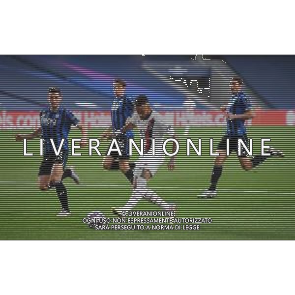 LISBON, PORTUGAL - AUGUST 12: Neymar of Paris Saint-Germain shoots during the UEFA Champions League Quarter Final match between Atalanta and Paris Saint-Germain at Estadio do Sport Lisboa e Benfica on August 12, 2020 in Lisbon, Portugal. (Photo by Michael Regan - UEFA/UEFA via Getty Images) AG ALDO LIVERANI SAS